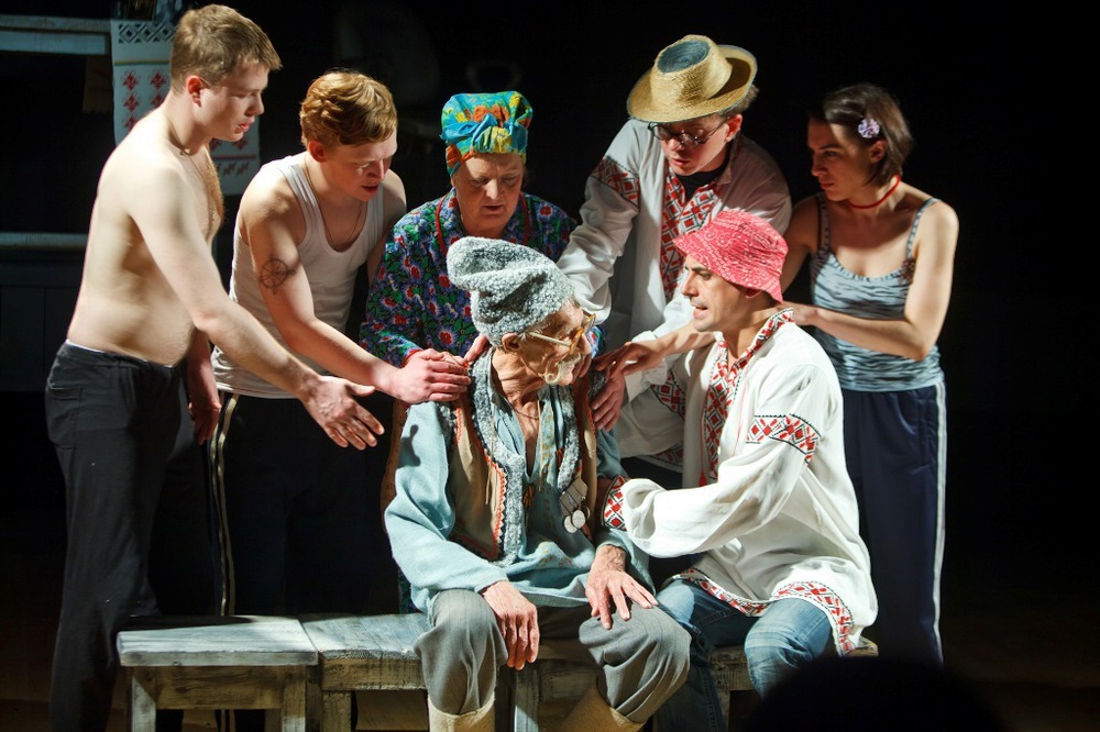 Владимир Шибанков (в центре) в спектакле "Вий". Фото Т.Кучариной