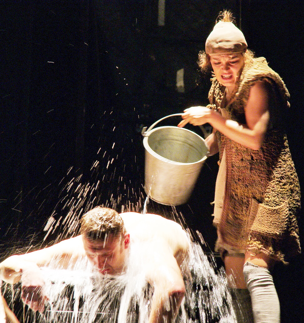 Николай Шрайбер и Анастасия Светлова в спектакле "Зойкина квартира". Фото И.Пичугиной