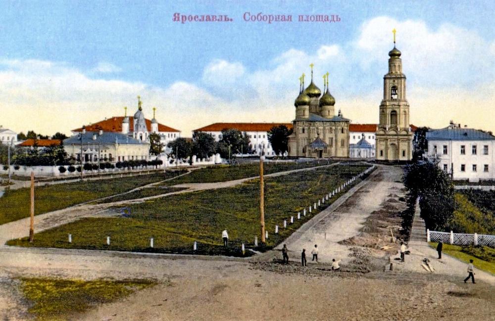 Соборная площадь. В центре - Успенский собор, слева - церковь Иоанна Златоуста. Открытка начала ХХ века