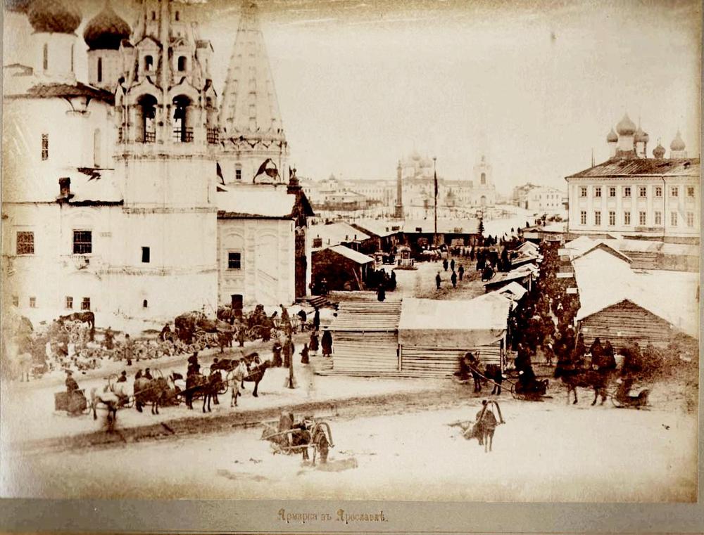 Площадь перед церковью Ильи Пророка. Справа за зданием присутственных мест видны купола церквей Кирилло-Афанасиевского монастыря