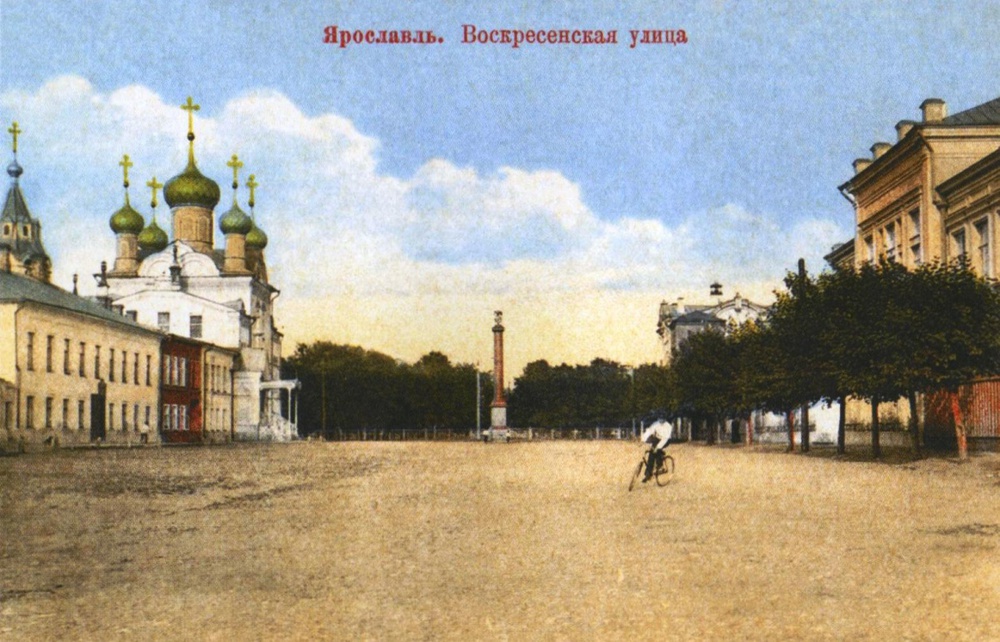 Вид с запада. Слева - церковь Воскресения Христова, справа - женская гимназия Антиповой