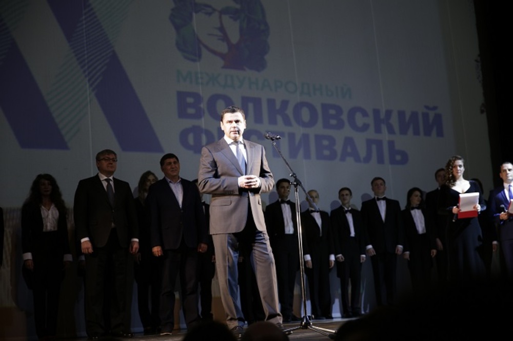 Губернатор Д.Ю. Миронов приветствует участников и зрителей фестиваля. Фото С.Белякова