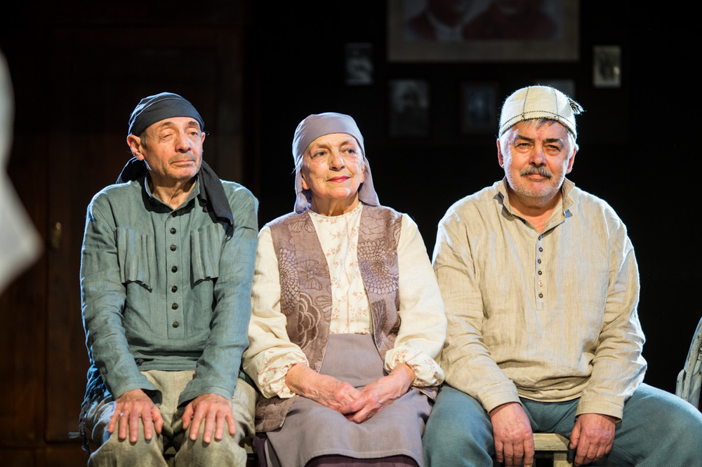 Валерий Соколов, Наталия Терентьева и Валерий Смирнов в спектакле "Я, бабушка, Илико и Илларион". Фото Т.Кучариной