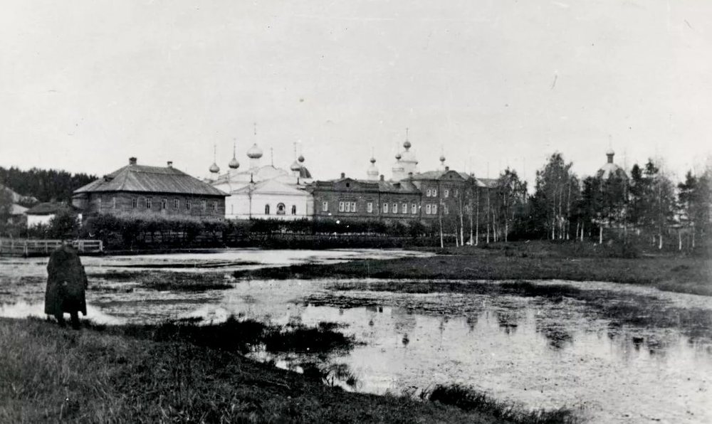 Софийский монастырь. Вид с востока. Слева — Спасская церковь, в центре за жилым корпусом видны купола Софийского собора, <br/>справа за деревьями — купол Всехскорбященской церкви.