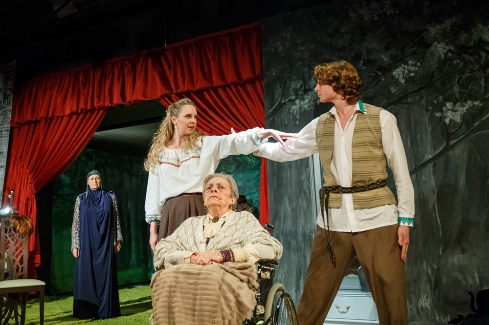 Н.И.Терентьева в спектакле "Кошки-мышки". Фото Т.Кучариной