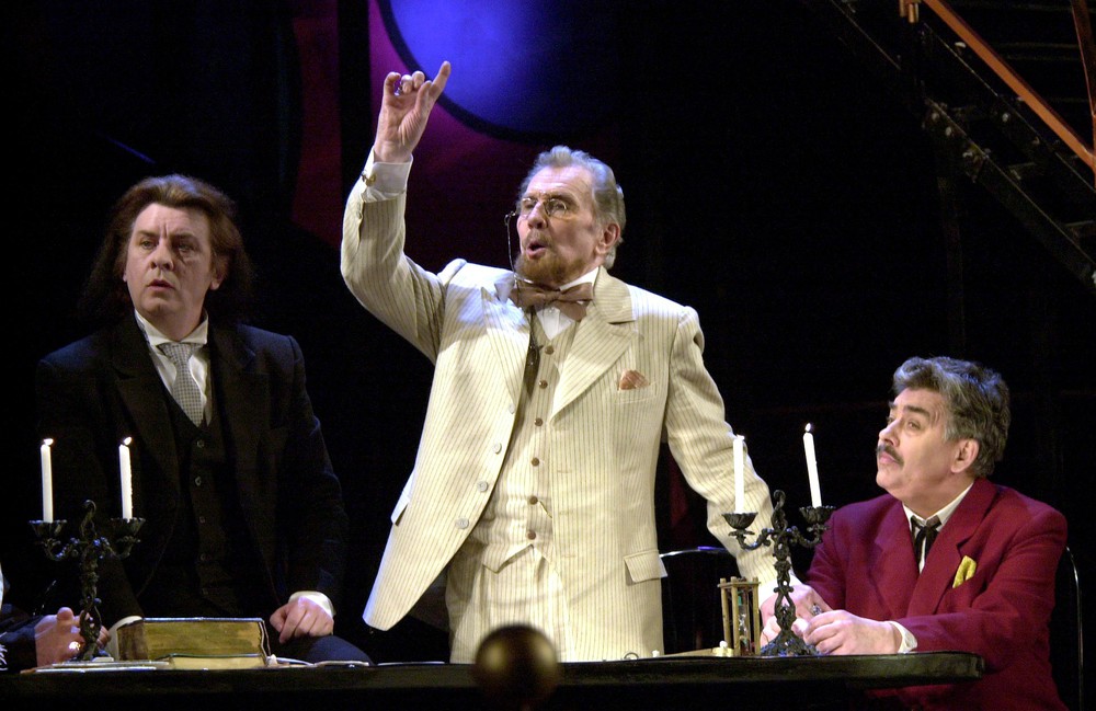 Анатолий Пешков, Владимир Солопов и Валерий Смирнов в спектакле "Спириты". Фото С.Метелицы