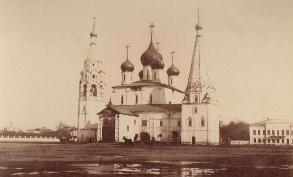 Церковь Ильи Пророка и дом Е.Я. Пастуховой (справа). Фото конца XIX в.