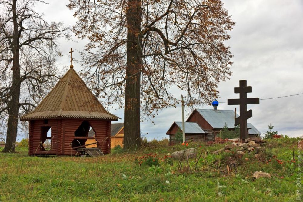 Колодец и деревянный храм во имя Геннадия Костромского. Фото Ильи Бесхлебного