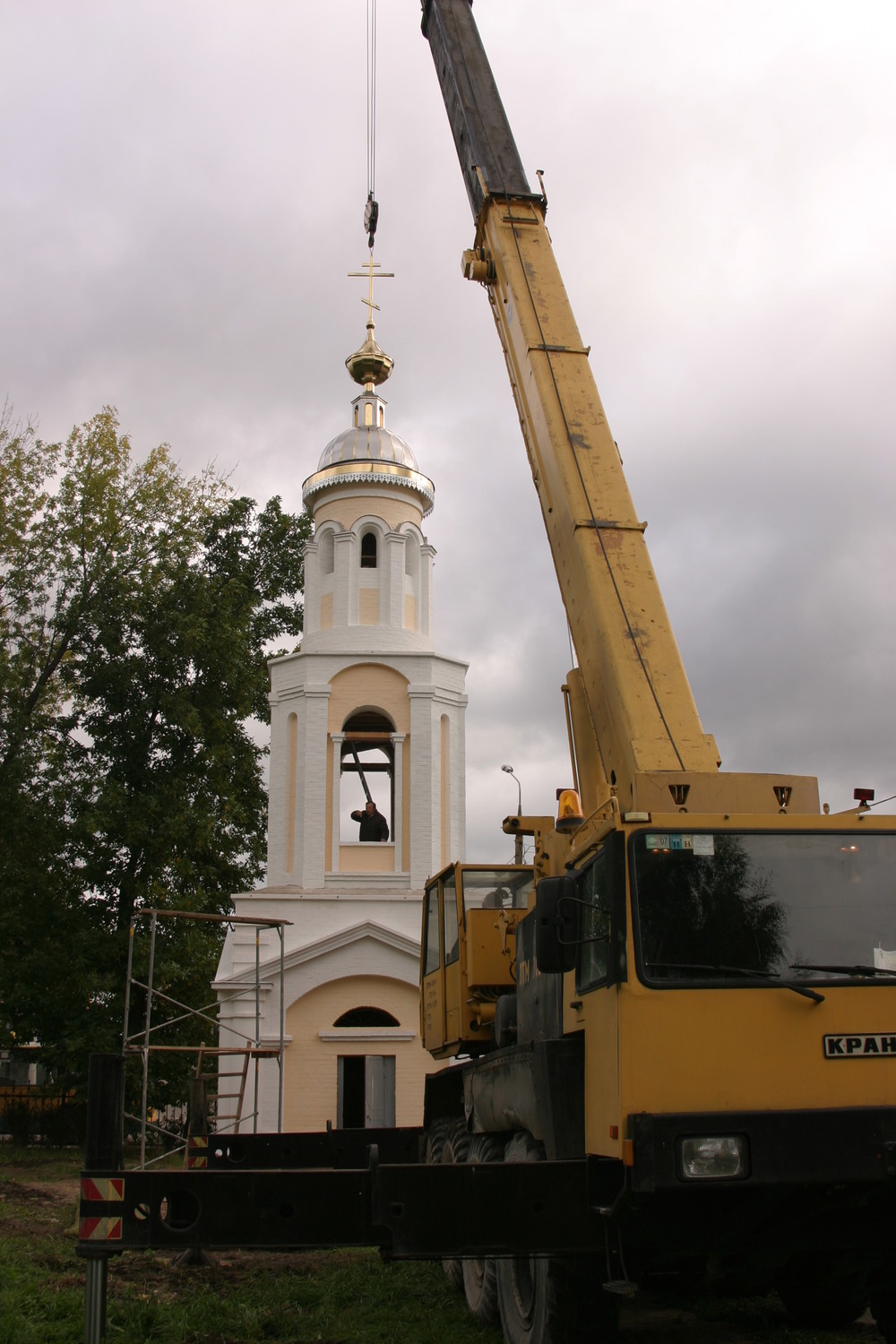 Установка купола и креста на новую колокольню. Фото В. Юрасова