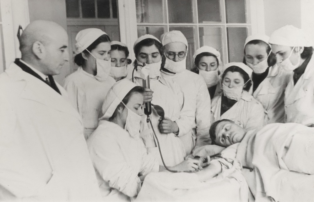 Студентка 5-го курса Кастрынина проводит переливание крови под наблюдением профессора И.М. Перельмана. 1946. Фото из фондов ГАЯО