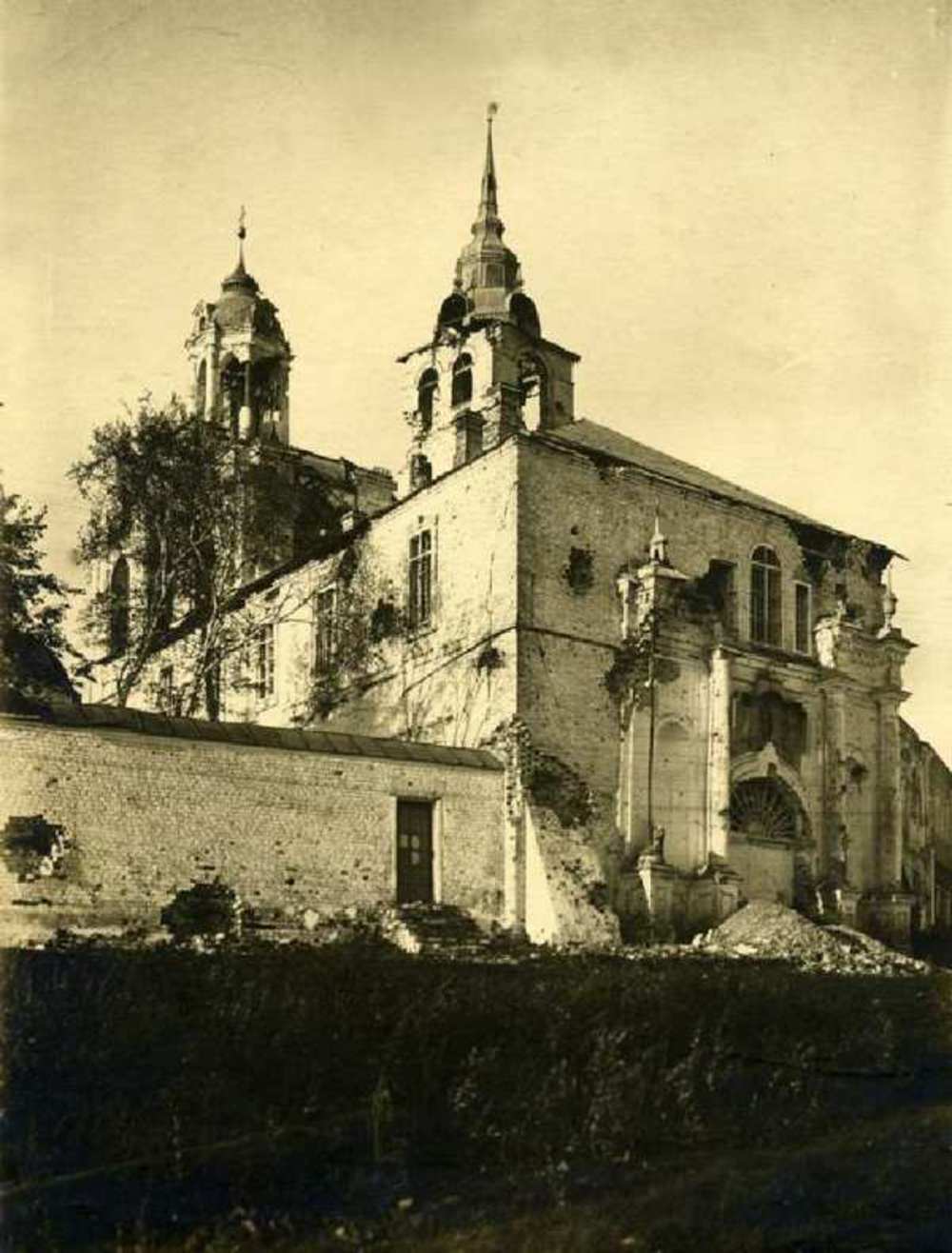 Святые ворота и звонница Спасского монастыря