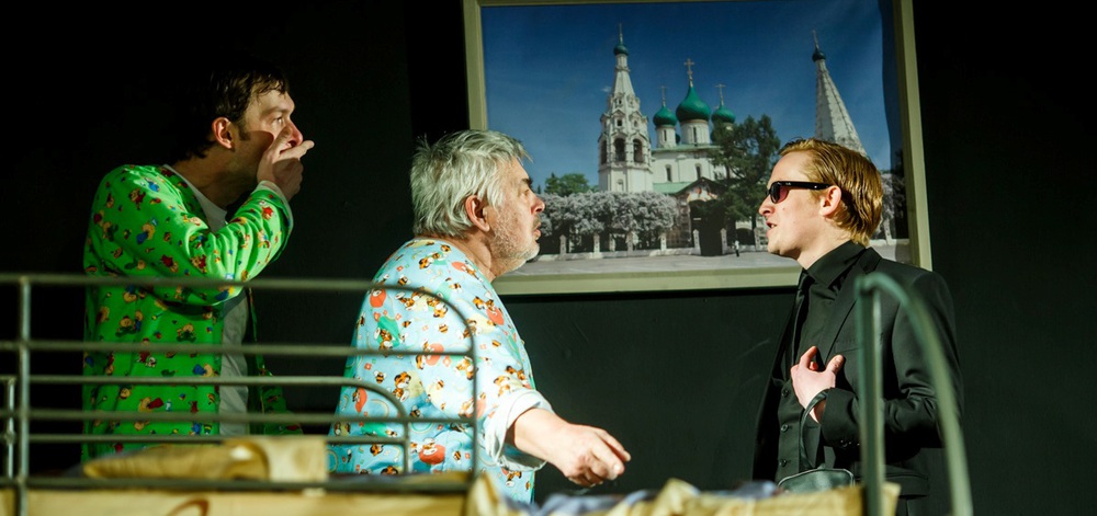 Семён Иванов, Валерий Смирнов и Кирилл Искратов в спектакле "Провинциальные анекдоты". Фото Т.Кучариной