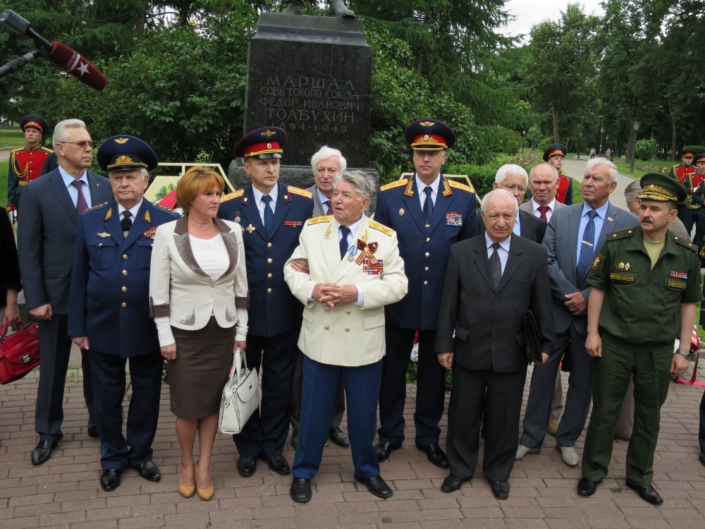 Михаил Иванович Бондарчук (слева) на праздновании 120-летия маршала Ф.И. Толбухина в Москве. Фото с Портала органов госвласти ЯО