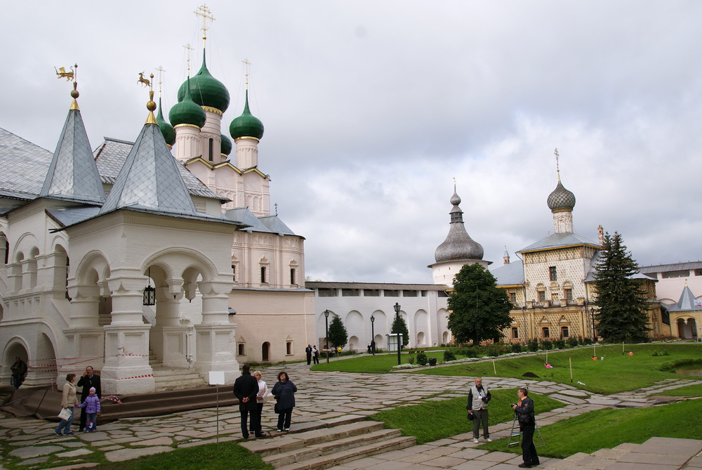 Крыльцо Красной палаты, церкви Иоанна Богослова и Одигитрии. Фото И.Пичугиной