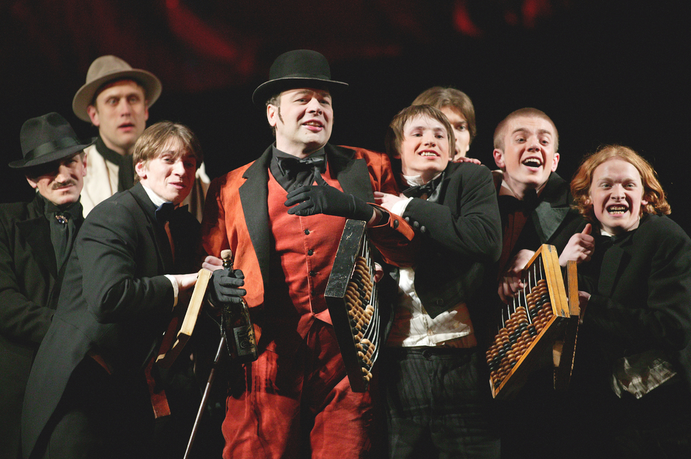 Игорь Сидоренко в спектакле "Бешеные деньги". Фото С.Метелицы