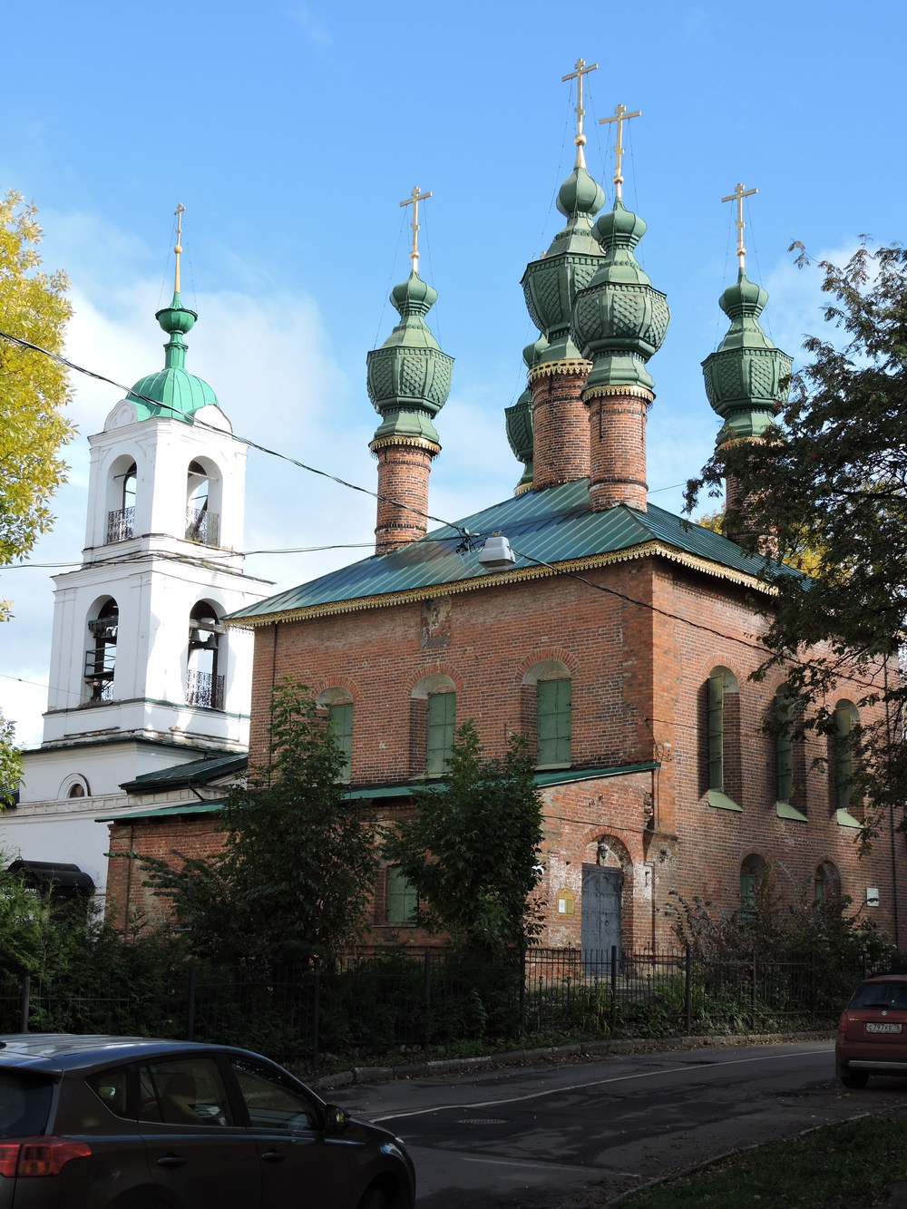 Слева - колокольня церкви Вознесения, построенная по проекту А.М.Достоевского. Справа - Благовещенская церковь. Фото 2016.