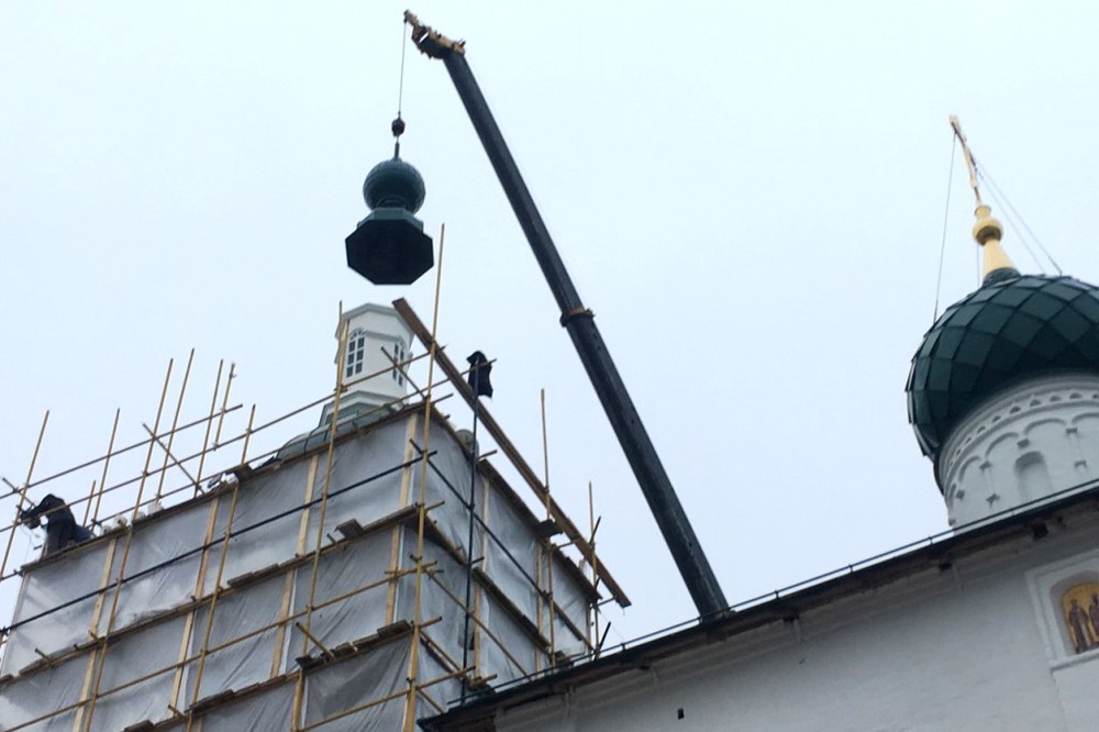 29 декабря на колокольне Кирилло-Афанасиевского монастыря в Ярославле установлены купол и крест