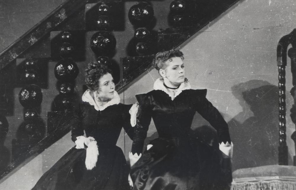 Тамара Никольская (справа) в спектакле "Благочестивая Марта" Тирсо де Молины