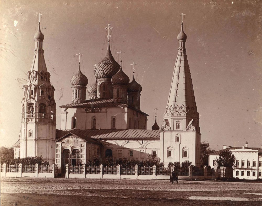 Церковь Ильи Пророка и дом З.И. Сорокиной (справа). Фото С.М. Прокудина-Горского. 1911