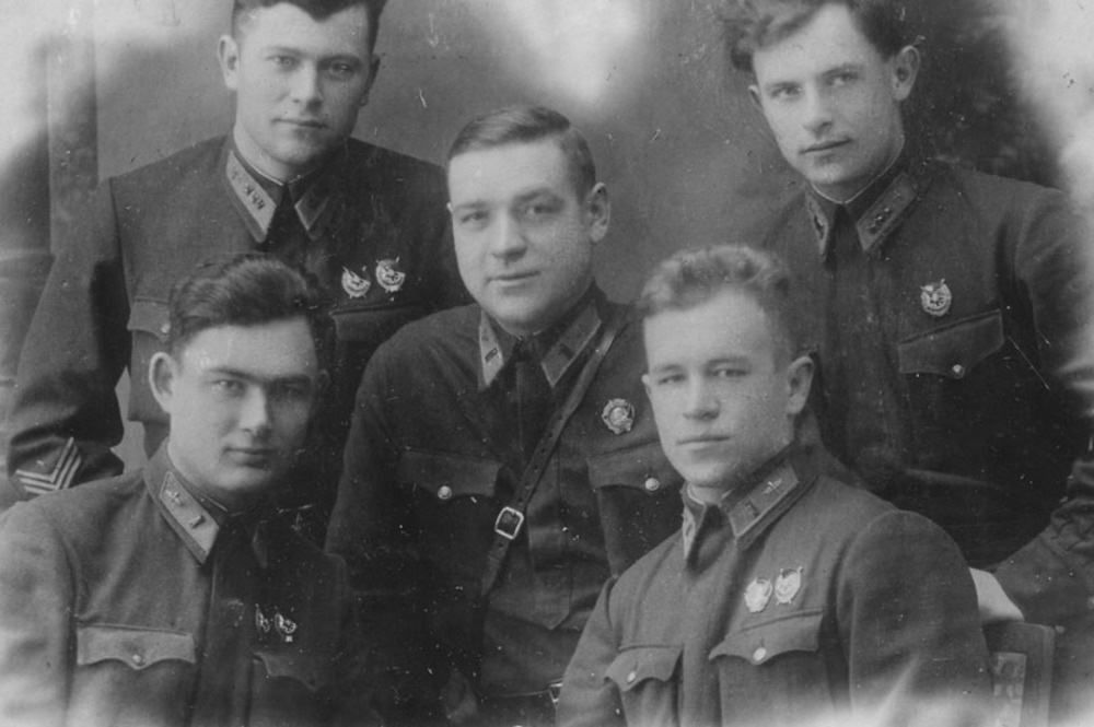 Н.А. Гунбин (слева) с боевыми товарищами