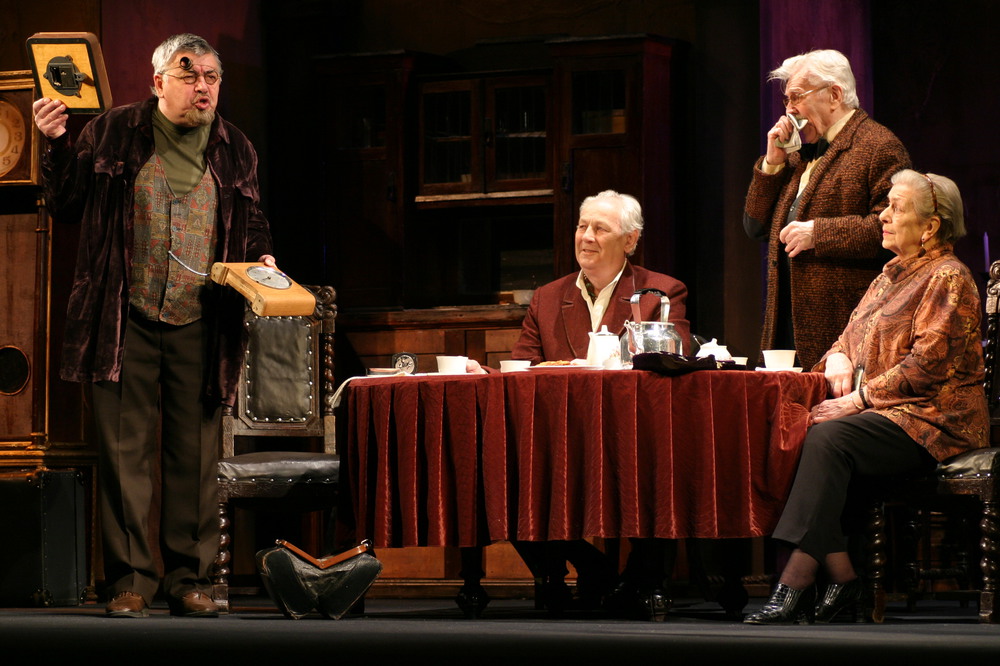 Валерий Смирнов, Анатолий Соколовский, Владимир Солопов и Наталия Терентьева в спектакле "Соло для часов с боем". Фото В.Юрасова