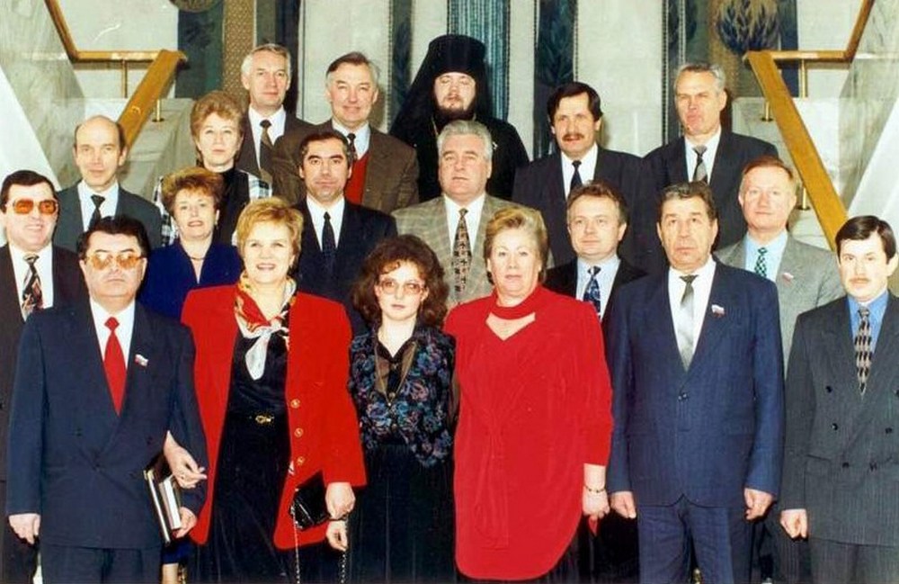 В.В. Смирнов (второй справа в третьем ряду) среди депутатов Думы 1-го созыва. Фото Пресс-службы Думы