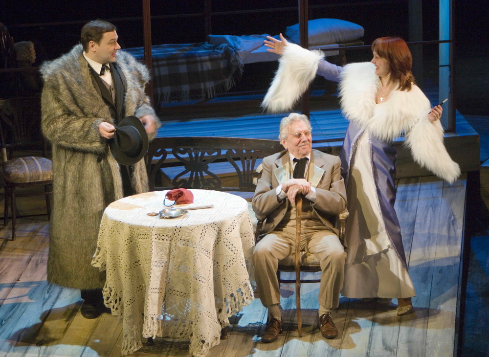 Игорь Сидоренко, Владимир Солопов и Татьяна Гладенко в спектакле "Чайка". Фото С.Метелицы