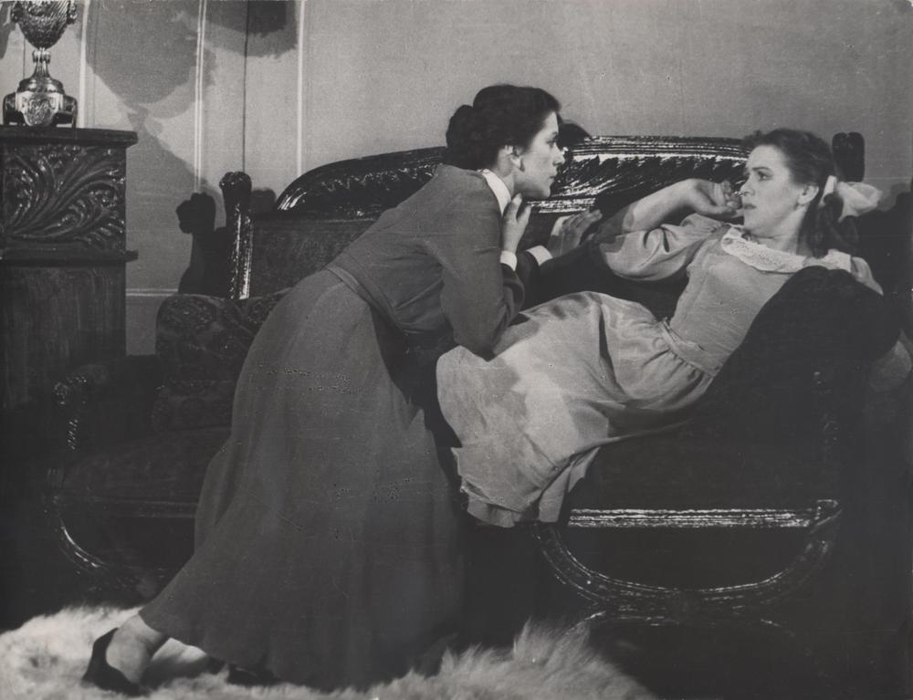 Тамара Никольская (справа) в спектакле "Разлом" Б. Лавренёва