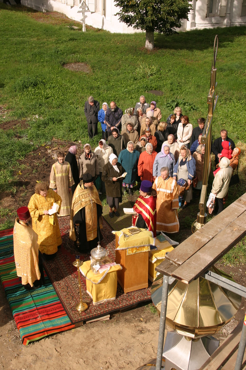 Молебен перед установкой купола и креста на новую колокольню. Фото В. Юрасова