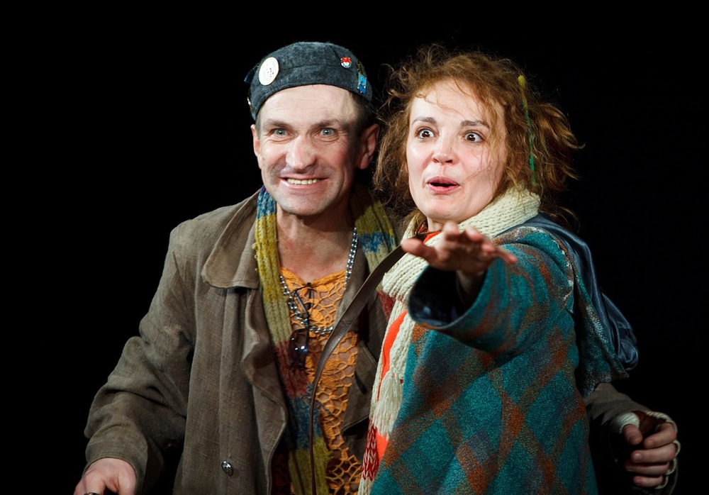 Валерий Кириллов и Анастасия Светлова в спектакле "Двое бедных румын, говорящих по-польски". Фото Т.Кучариной