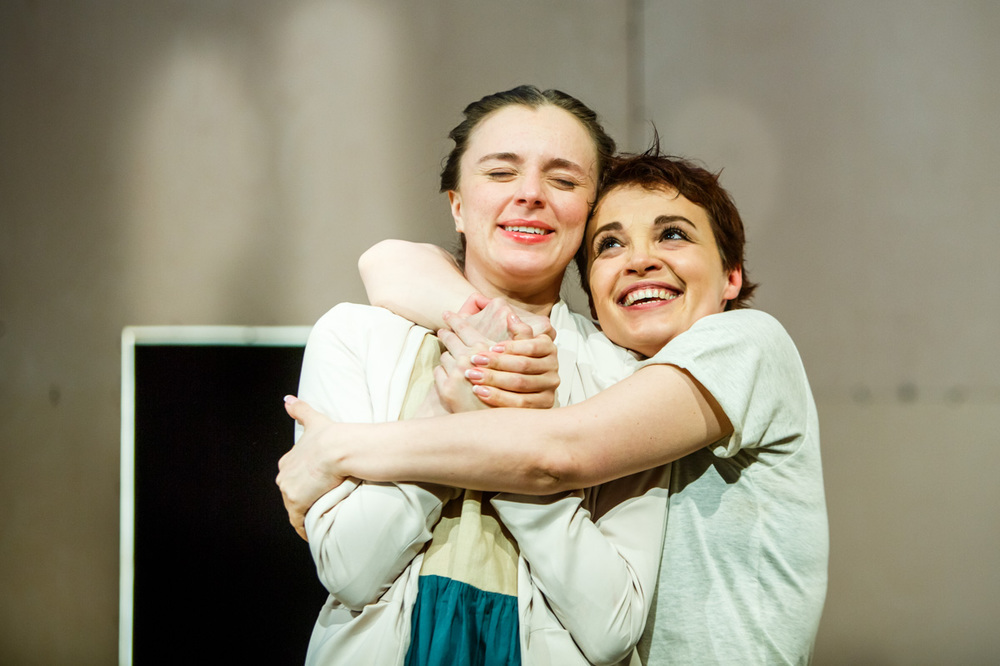 Мария Полумогина и Анастасия Светлова в спектакле "Месяц в деревне". Фото Т.Кучариной