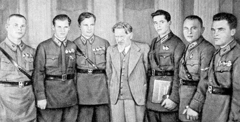 Лётчики, принимавшие участие в боях у Халхин-Гола, на приёме у председателя Президиума Верховного Совета СССР М.И. Калинина. Третий справа - Л.А. Орлов. 1939 год.