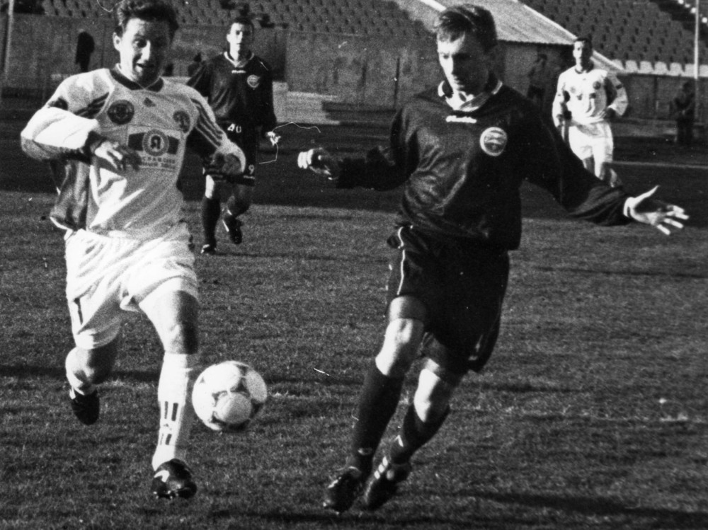 В атаке - Алексей Бычков (слева). Фото В.Юрасова