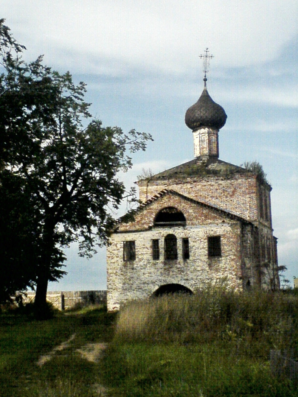 Алексиевская церковь в 1990-е гг. Фото с сайта монастыря