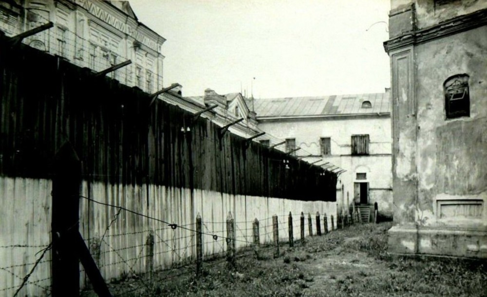 В монастырском дворе был установлен четырёхметровый забор с колючей проволокой