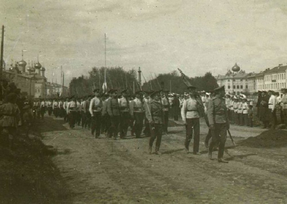 Прохождение солдат ярославского гарнизона по плац-парадной площади. Слева видны купола церквей Кирилло-Афанасиевского монастыря