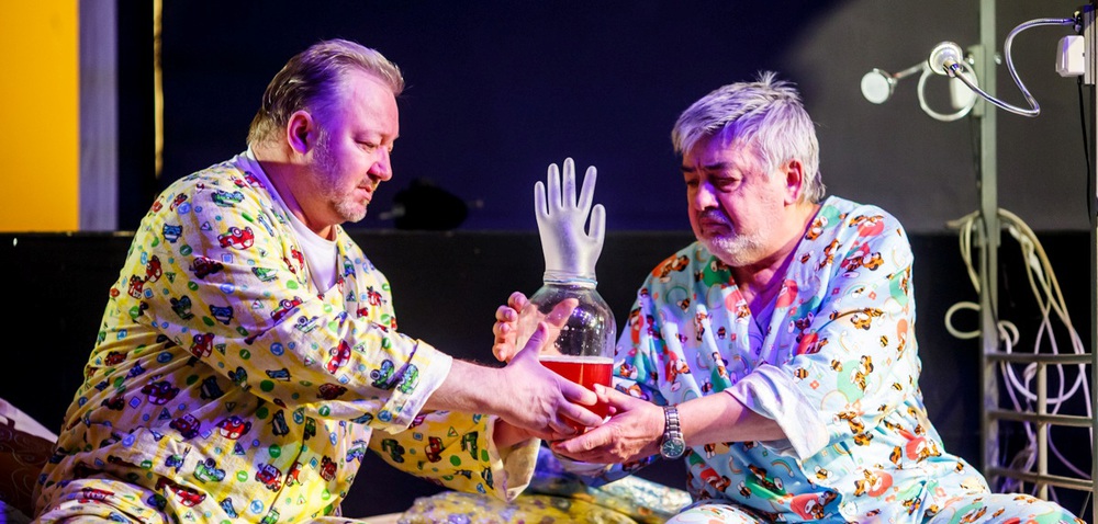 Олег Новиков и Валерий Смирнов в спектакле "Провинциальные анекдоты". Фото Т.Кучариной