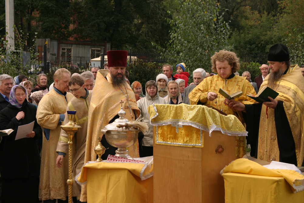 Молебен перед установкой купола и креста на новую колокольню. Фото В. Юрасова