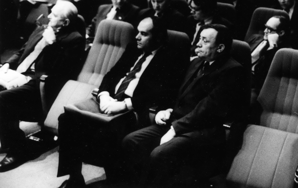 С.А.Калинин (в центре)