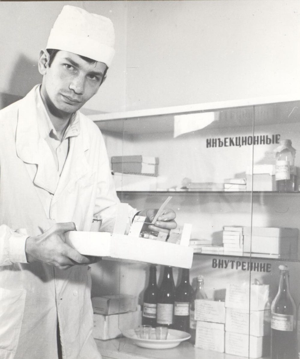 Подготовка к инъекции. 1960-е гг. Фото из фондов ЦДНИ