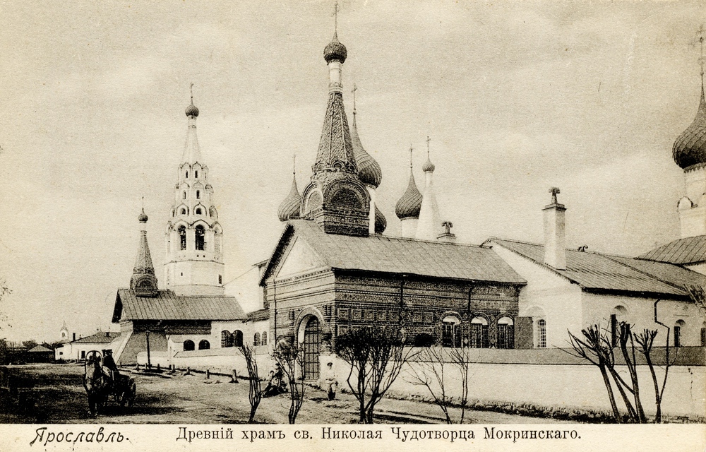 Церкви Николомокринского прихода: на первом плане - тёплая церковь Тихвинской иконы Богоматери, на втором плане - колокольня и церковь Николы Мокрого. Открытка начала ХХ в.