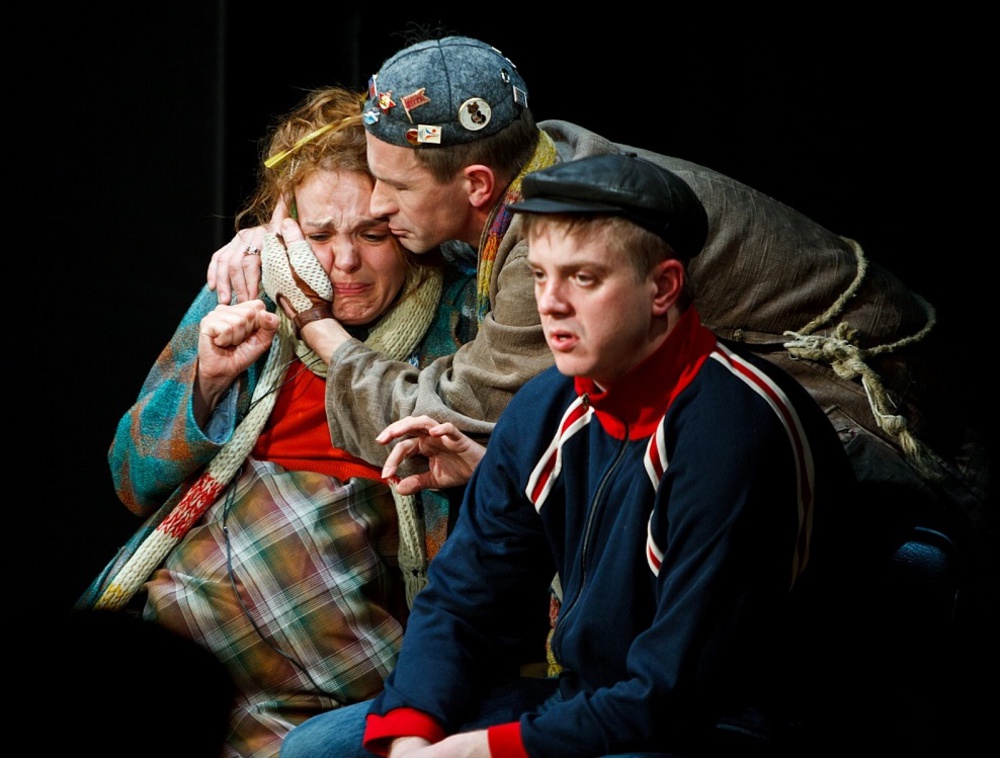 Анастасия Светлова, Валерий Кириллов и Виталий Даушев в спектакле "Двое бедных румын, говорящих по-польски". Фото Т.Кучариной