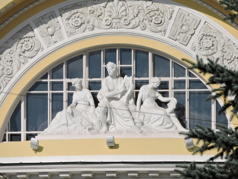 Театр им. Ф.Г. Волкова в Ярославле. Фрагмент фасада. Фото А.Григорьева.