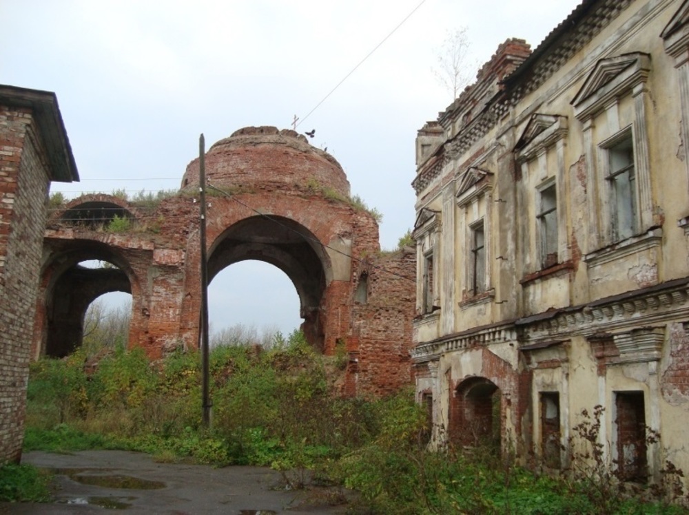 Остов Всехскорбященской церкви и руины восточного жилого корпуса. Фото с сайта Софийского монастыря