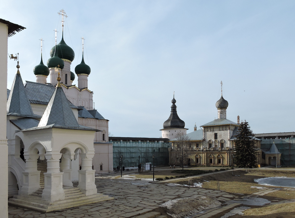 Крыльцо Красной палаты, церкви Иоанна Богослова и Одигитрии. Фото А.Григорьева