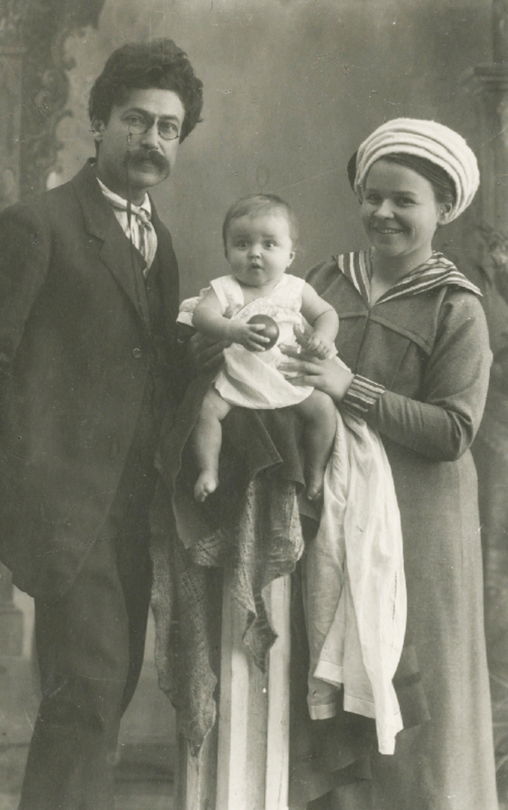 Ярославский с женой и дочерью в якутской ссылке. 1915 г.