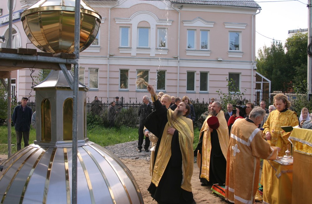 Освящение купола и креста перед установкой на новую колокольню. Фото В. Юрасова