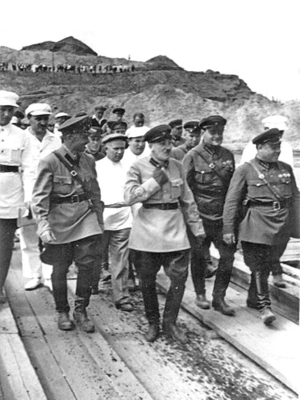 Ягода инспектирует стройки коммунизма. И не жарко ему в перчатках...