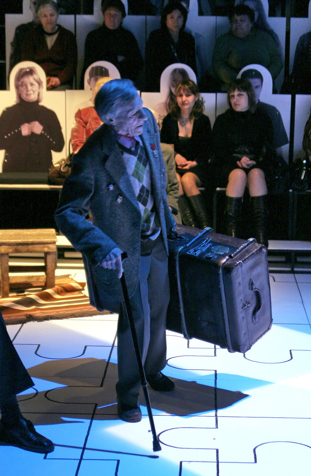 Владимир Шибанков в спектакле "С любимыми не расставайтесь". Фото В.Вахрушева