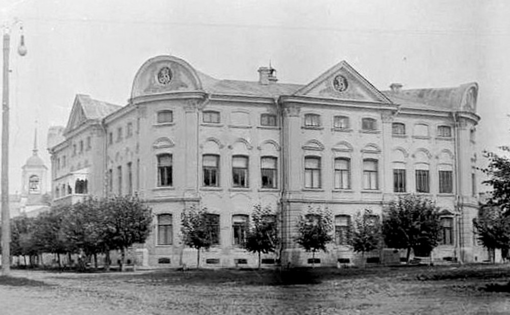 Дом на Плац-Парадной площади (ныне пл. Челюскинцев), приобретённый А.И. Вахрамеевым для своей семьи